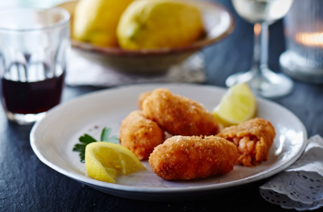 Crispy fried breadcrumbs on the outside and gooey in the centre, prawn croquettes are a great Spanish tapas classic. 