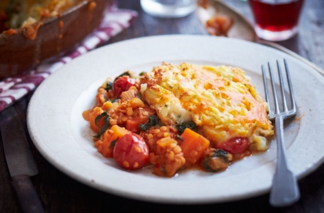 A nourishing vegetarian cottage pie that will have you reaching for seconds and thirds. The filling is made with wilted spinach, red lentils, chestnut mushrooms and flavoured with aromatic oregano, chives and paprika. A classic mash and grated cheese topping completes this homely comfort food classic.