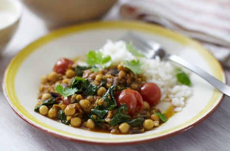 A vegetarian curry that cooks in no time. First, red lentils are simmered with delicious spices, onion, garlic and cherry tomatoes. Then spinach, chickpeas and creamy yoghurt are added at the end. Delicious with rice and a few scattered coriander leaves.