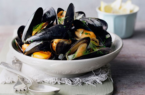 Get in the mood with this gorgeous starter of mussels, cooked in an aromatic broth of onions, fennel and wine.