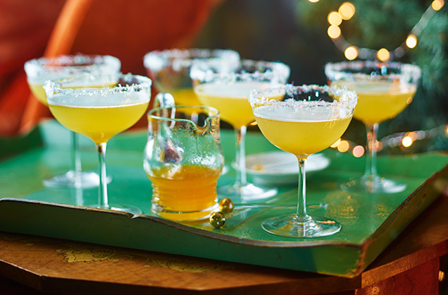 Marmalade lends this delicious cocktail a homely citric-sweetness. Combined with the glittery rims on the champagne glasses and the elegantly fragrant bubbles of the prosecco, there is no cocktail more perfect for toasting in the festive season.