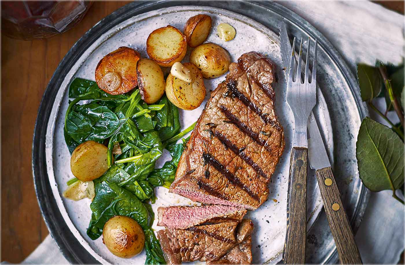 Paprika and thyme steaks with sautéed potatoes recipe
