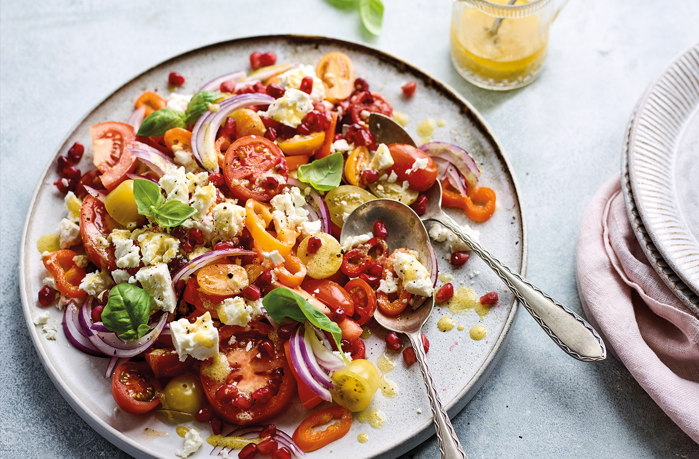 Tomato, onion, pepper and pomegranate salad recipe