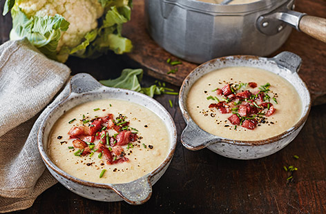 The nuttiness of cauliflower pairs brilliantly with the saltiness of crispy bacon and tang of chives to create a comforting bowl of deliciousness.