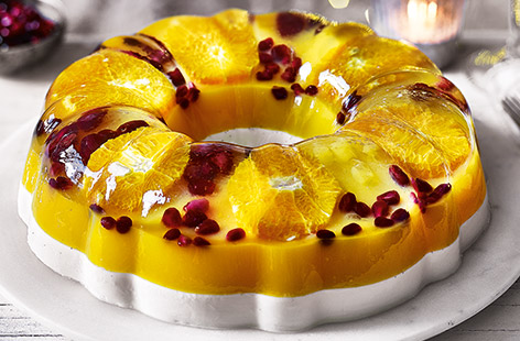 With a pomegranate and Prosecco jelly topping, sweet clementine centre and creamy panna cotta base, this stunning wreath combines three delicious desserts in one fabulous festive pudding