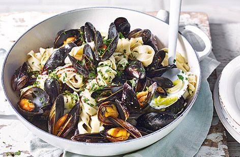 This one-pot pasta recipe looks restaurant level impressive, but is actually super simple and takes just 20 minutes to whip together. Everything cooks in one pan, resulting in minimum washing-up and maximum flavour