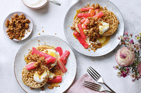 This Mother’s Day, treat mum to an indulgent breakfast or brunch inspired by a classic British pud. These rhubarb crumble crumpets are topped with orange and honey roasted rhubarb, a nutty oat crumble and a dollop of creamy yogurt for a treat.