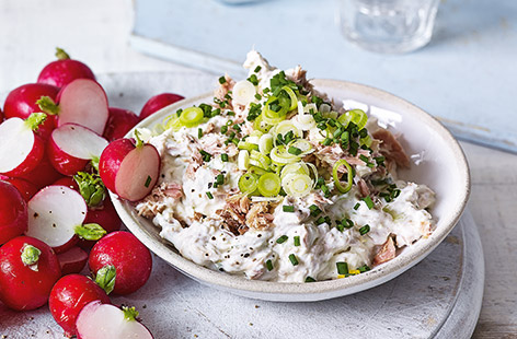 This creamy tuna dip recipe is perfect for snacking – simply whip together quark, soft cheese and salad cream, add zesty lemon and spring onions and finish with flaky tuna and chives for a simple dip that's easy to make. What's more, this healthy dip is high in B12, which supports the reduction of tiredness. Pack into a picnic with your favourite crudités and enjoy!