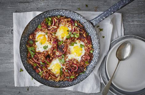 A breakfast that will properly line the stomach, this corned beef hash with eggs is a great way to start your day with a slice of classic Americana. Literally. Crisp potatoes and runny eggs combine for a savoury flavour you'll be craving time and time again.