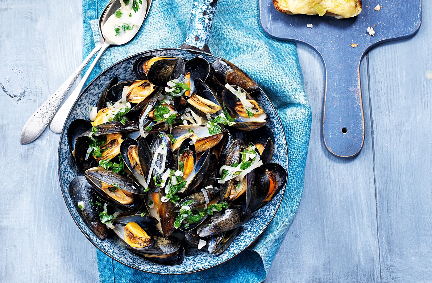 Mussels in beer broth with cheesy rarebits recipe