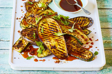 On the table in under 30 minutes, these za’atar veggie steaks are the perfect weeknight supper. This quick dish may be vegan, vegetarian, gluten-free and dairy-free but it’s anything but flavour-free. 
