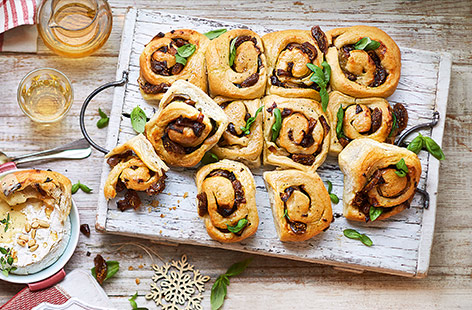 Gooey, oozy baked brie is a cheese lover’s dream - here paired with an impressive homemade bread. Serve up this easy baked brie recipe as part of a Boxing Day spread or for any special occasion
