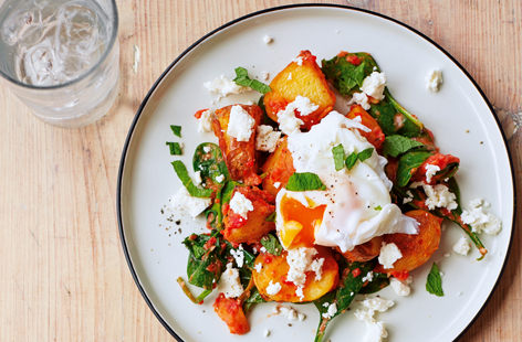 Start the weekend right with this colourful red pepper and spinach hash. Blitz together a spiced red pepper sauce to stir through crispy roast potatoes, before topping with a perfectly poached egg and crumbled feta for a healthy brunch.