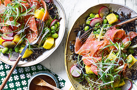 Poké is a raw-fish salad found across Hawaii using the best crisp fresh ingredients. This colourful dish makes healthy eating enjoyable with a tangy lime dressing coating the rice, topped with mango, smoked salmon, edamame, radishes for a flavour-packed lu