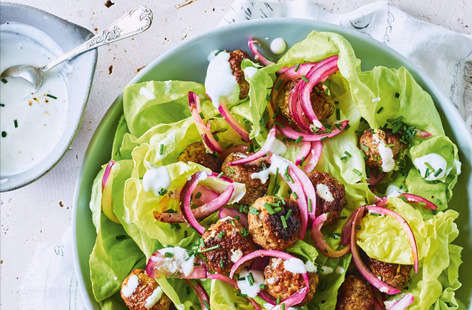 Meatballs make the perfect between-the-season supper. Brimming with fresh flavours, these lemon and oregano Greek meatballs are served atop a leafy green salad. Made in just 25 minutes, this recipe makes a great midweek meal. 