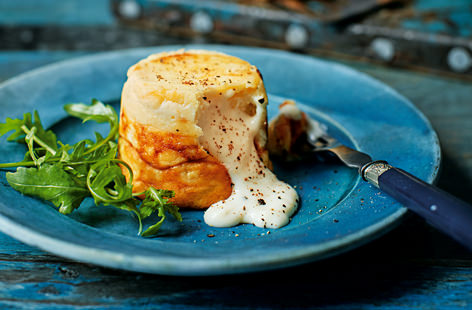 In just a few easy steps, transform cauliflower into a stunning bake that makes an amazing brunch or veggie main. Cut through to reveal a gooey, indulgently creamy centre that tastes more divine with every mouthful.