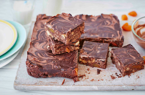 Keep the kids entertained during the school holidays with this delicious no-cook recipe. Your little helpers will love getting involved with bashing the biscuits, mixing and pouring