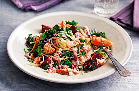 With earthy roasted beetroot, fresh salmon fillets, wilted greens and hearty wholegrain rice, this delicious pilaf is really an easy to make and can be ready in just 40 minutes. This simple salmon recipe is full of flavour and goodness