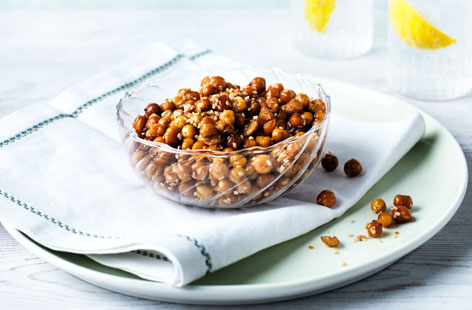 A crunchy and delicious homemade snack, perfect for film night or aperitif: chickpeas, pat-dried then roasted in the oven and seasoned with olive oil and paprika, or soy sauce and sesame seeds for an eastern twist.