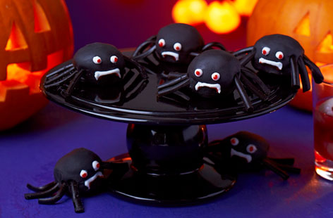 These cake pop creepy crawlies are a must-have for any Halloween dessert table. Complete with liquorice legs and edible eyes these spooky spiders will be loved by all the family