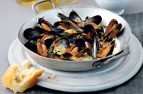 Want to entertain without the fuss? Then steamed mussels are the way to go. The creamy tarragon sauce complements the shellfish perfectly and is essential for that mopping up stage with crusty bread or garlic bread, if you like.