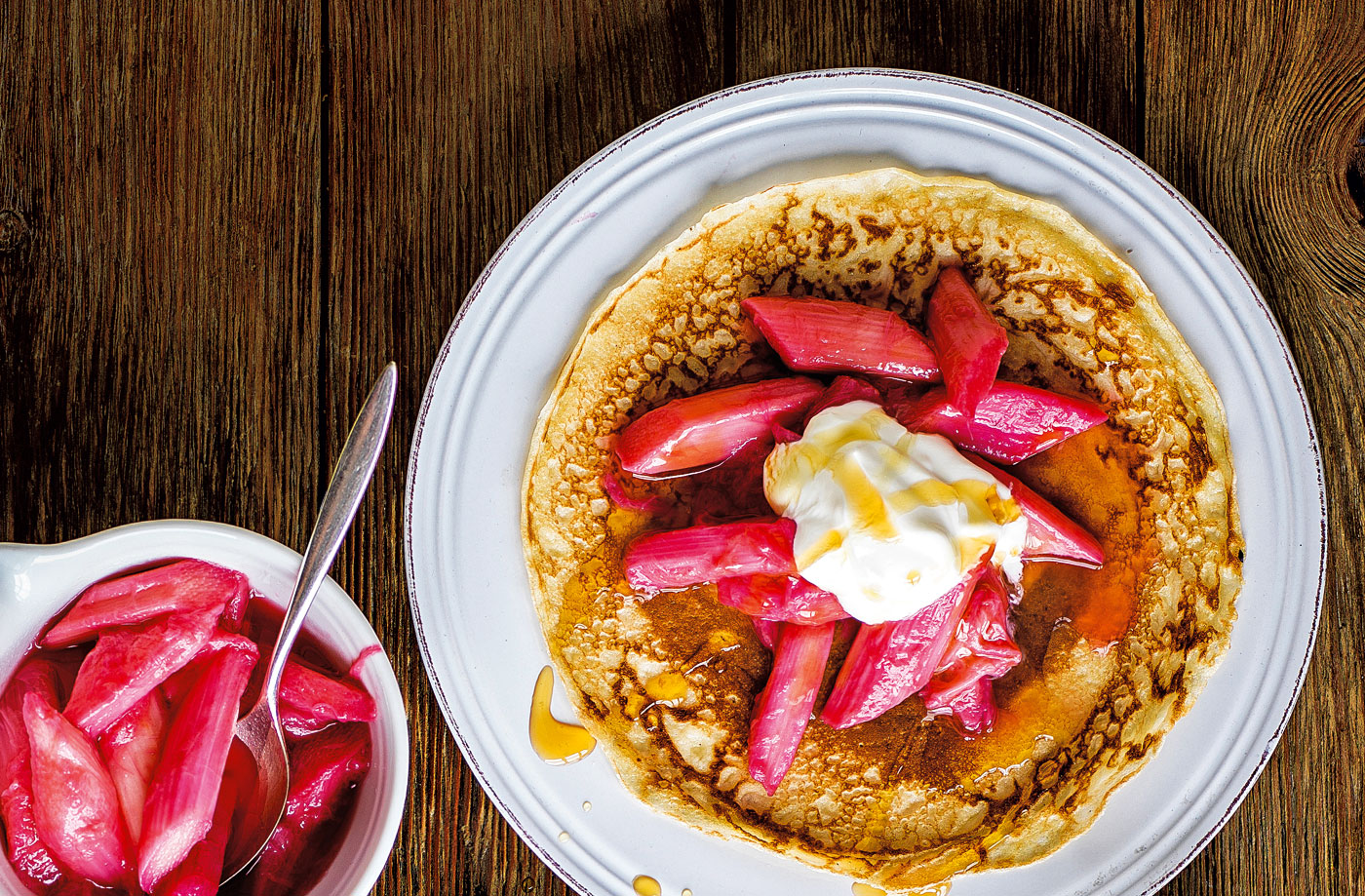 Stewed rhubarb with soured cream and maple syrup recipe