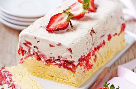 Enjoy the flavours of a British classic dessert with this summery ice cream cake. 