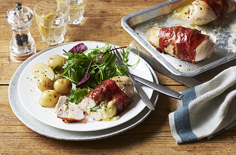 Who wouldn’t love cheesy mozzarella-stuffed chicken wrapped in crisp, Parma ham for dinner or lunch? This speedy recipe is ready in just 30 minutes and super-easy to prepare
