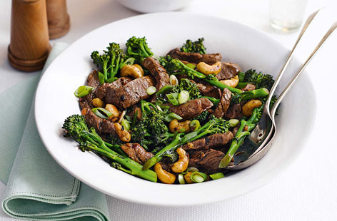 For a speedy and delicious dinner ready in just 20 minutes, try this fragrant Chinese stir-fried beef with broccoli and cashew nuts