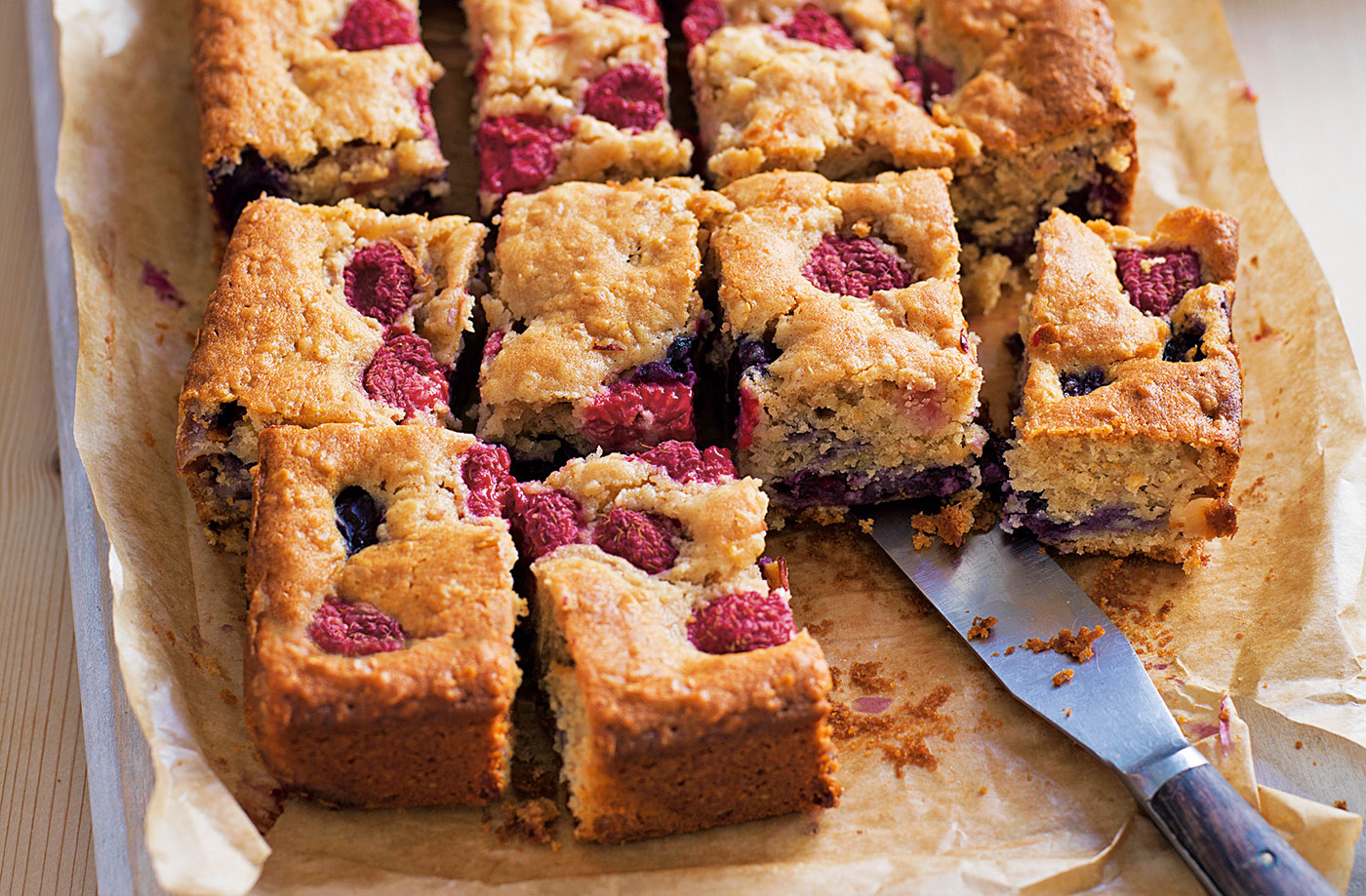 Apple, berry and yogurt traybake recipe