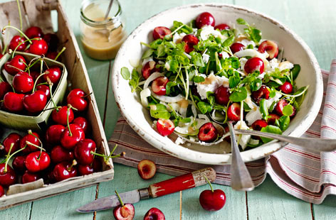 Spruce up your boring salads with this sweet and juicy cherry, goat's cheese and fennel salad