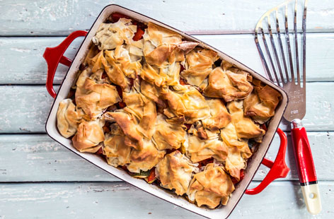 Crispy, crunchy and full of bright flavours, this filo-crunch pepper pie is an easy way to feed (and please) the entire family. Very little prep is involved and you can have this Mediterranean-inspired pie on the table in just 35 minutes.