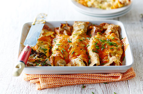 Spoil yourself and your guests with this mushroom and leek bake with home-made crêpes as the star. A cheese, leek and mushroom filling gives the dish real comfort factor and when served warm sprinkled with fresh chives it looks irresistible.