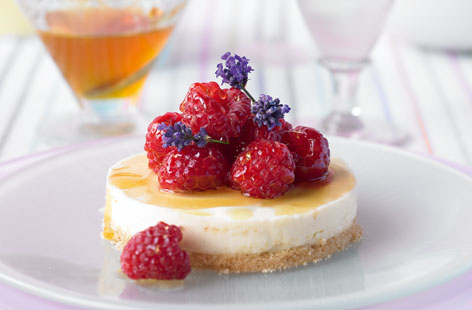 
Impress family and friends with these no-bake honey cheesecakes. Quick and easy to prepare, the crisp shortbread biscuit base goes perfectly with the cream cheese topping. Finished with a few raspberries and a drizzle of honey, you’ve got yourself a show-stopping pud.