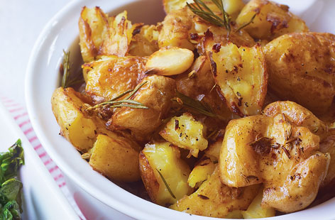 Using these versatile spuds, create a twist on the classic potato side dish, by adding aromatic fennel, rosemary and garlic to create crispy golden roasties. The ideal accompaniment to your favourite Sunday roast.