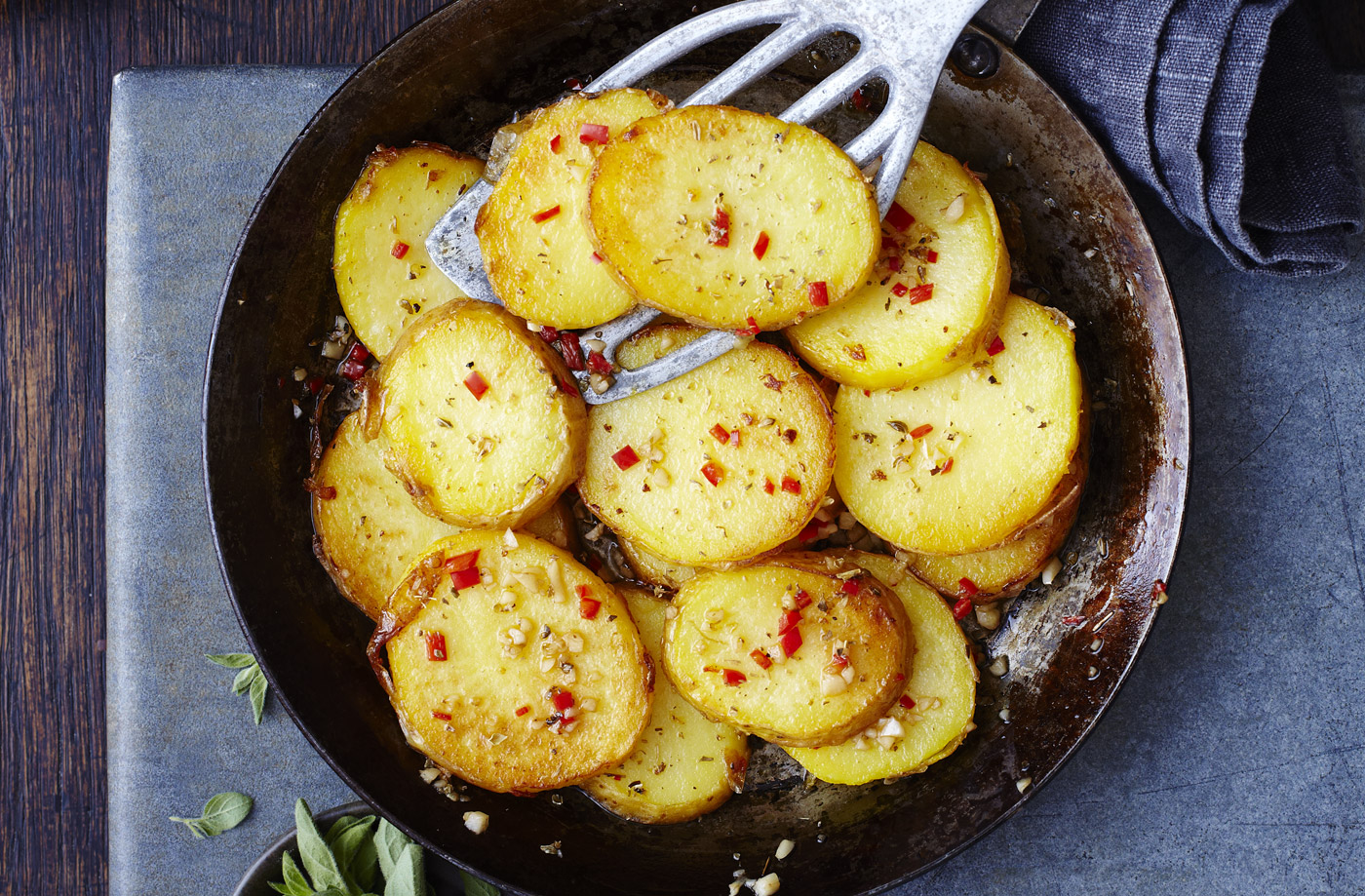 Pan-fried potatoes with dried oregano, garlic and chilli recipe