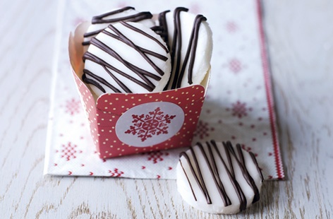 A sweet treat that doubles as a great Christmas gift, these peppermint creams are awfully easy to eat. It's just the right amount of peppermint flavouring prevents these from being too cloying or saccharine, so be sure to follow the recipe exactly.