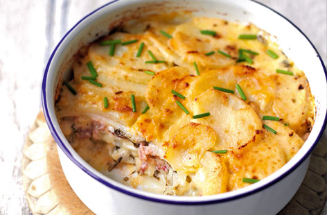 Dauphinoise with added extras makes this dish a tasty and indulgent bite. Slices of thick roast ham team perfectly with the potatoes, spinach and double cheese sauce. Great sharing or leftovers can be heated up and eaten the next day.