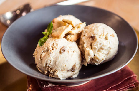 This is a great way to use up leftover mince pies by transforming them into a gorgeous ice cream
