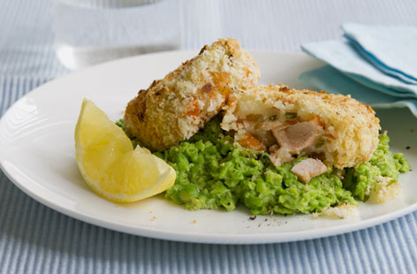 These salmon fishcakes are so wonderfully flaky and coated in a deliciously light crumb. Served with a vibrant pea mash, they make for a simple yet flavour-packed midweek main.