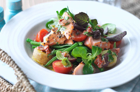 Salmon Niçoise with sun-dried tomato dressing