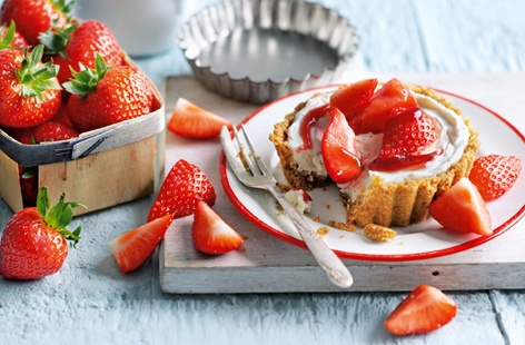 Need something sweet but don’t want to cook? These strawberry cheesecake tarts are the answer. With a crumbly ginger biscuit base, Greek yogurt and soft cheese filling with strawberries and jam on top, these fruity treats are pure indulgence.